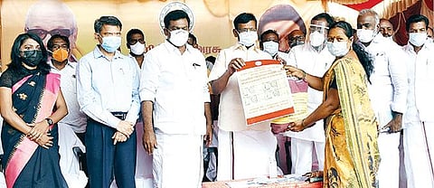 திருக்கழுக்குன்றம் நால்வார்கோயில் பேட்டை நியாய விலைக் கடையில் அரிசி குடும்ப அட்டைதாரர்களுக்கான தமிழக அரசின் கரோனா நிவாரண பொருட்களை அமைச்சர் தா.மோ.அன்பரசன் பயனாளிகளுக்கு வழங்கினார்.﻿﻿