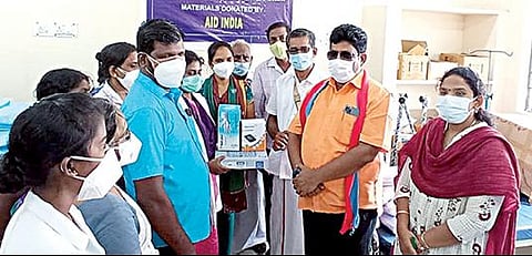 திருப்போரூர் அரசு மருத்துவமனையில் உள்ள கரோனா சிறப்பு சிகிச்சை மையத்துக்கு எய்டு இந்தியா அமைப்பின் சார்பில் ரூ.3.60 லட்சம் மதிப்பில் படுக்கை உள்ளிட்ட மருத்துவ உபகரணங்கள் வழங்கப்பட்டன.﻿﻿