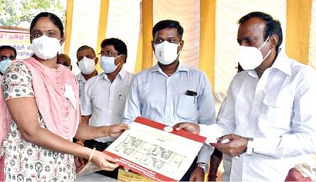 அரிசி ரேஷன் கார்டுதாரர்களுக்கு  கரோனா நிவாரண நிதி ரூ.2 ஆயிரம், மளிகைப் பொருள் தொகுப்பு வழங்கும்பணி நேற்று தொடங்கியது. இதனை சேலம் சின்னதிருப்பதி ரேஷன் கடையில் ஆட்சியர் கார்மேகம்,  எம்பி பார்த்திபன், எம்எல்ஏ ராஜேந்திரன் ஆகியோர் தொடங்கி வைத்தனர். அடுத்தபடம்: நாமக்கல் நகராட்சி முல்லை நகர் ரேஷன் கடையில் நடைபெற்ற விழாவில் மளிகைப் பொருட்கள் தொகுப்பை சுற்றுலாத் துறை அமைச்சர் மா.மதிவேந்தன் வழங்கினார். அருகில் மாவட்ட ஆட்சியர் கா.மெகராஜ், எம்எல்ஏ பெ.ராமலிங்கம். கடைசிபடம்: ஈரோடு சீனாபுரம் ரேஷன் கடையில் கரோனா நிவாரணத்தொகை மற்றும் மளிகைப் பொருட்கள் தொகுப்பினை பயனாளிக்கு அமைச்சர் சு.முத்துசாமி வழங்கினார்.