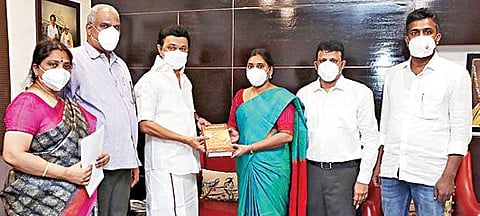 தி.ஜானகிராமன் நூற்றாண்டு நிறைவை முன்னிட்டு தி.ஜா. ஆய்வாளர் கல்யாணராமன் தொகுத்த ‘ஜானகிராமம்’ நூலை முதல்வர் மு.க.ஸ்டாலின் நேற்று வெளியிட, முதல் பிரதியை ‘விப்ராஸ் ஆட்ஸ்’ நிறுவன நிர்வாக இயக்குநர் கெஜலஷ்மி ரகு பெற்றுக்கொண்டார். உடன் நூல் ஆசிரியர் கல்யாணராமன், பேராசிரியர்கள் சிரிஷா ராமன்,  சீதாபதி ரகு, பத்திரிகையாளர் சுந்தரபுத்தன்.