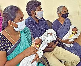 கரோனாவால் பாதிக்கப்பட்டு தூத்துக்குடி அரசு மருத்துவமனையில் சிகிச்சைக்கு பின்னர்  3 குழந்தைகளை பெற்றெடுத்த வித்யாவுடன், அவரது கணவர். படம்: என்.ராஜேஷ்