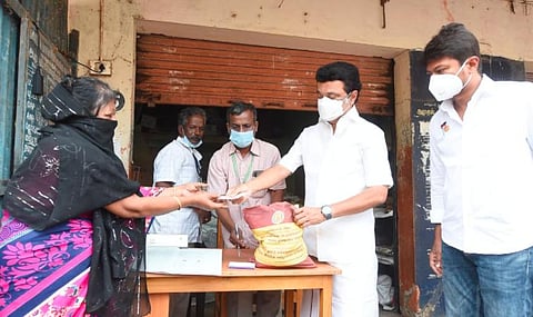 பொதுமக்களுக்கு நிவாரண தொகை வழங்கிய முதல்வர் ஸ்டாலின்.