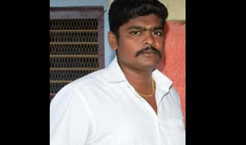 மானாமதுரை அருகே பைக் மீது லாரி மோதி காவலர் உயிரிழப்பு