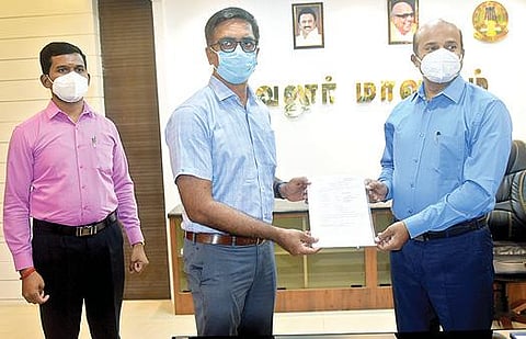 வேலூர் மாவட்ட ஆட்சியராக பொறுப்பேற்ற குமாரவேல் பாண்டியனிடம் பொறுப்பு களை ஒப்படைத்து வாழ்த்து தெரிவித்த ஆட்சியர் சண்முகசுந்தரம். உடன், மாவட்ட வருவாய் அலுவலர் பார்த்தீபன். படம்: வி.எம்.மணிநாதன்.