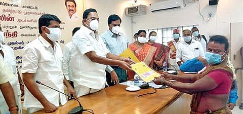 ராணிப்பேட்டையில் நடைபெற்ற நிகழ்ச்சியில் பயனாளி ஒருவருக்கு கரோனா நிவாரண உதவித் தொகையை வழங்கிய அமைச்சர் ஆர்.காந்தி. அருகில், மாவட்ட ஆட்சியர் கிளாட்ஸ்டன் புஷ்பராஜ் உள்ளிட்டோர்.