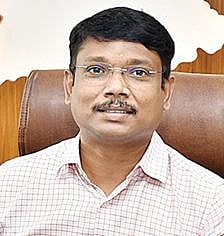 தி.மலை மாவட்ட ஆட்சியராக பொறுப் பேற்றுக்கொண்ட பா.முருகேஷ்.