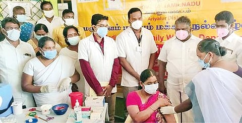 அரியலூர் மாவட்டம் வாரியங்காவல் அரசு ஆரம்ப சுகாதார நிலையத்தில் கரோனா தடுப்பூசி போடும் பணியை நேற்று பார்வையிடுகிறார் அமைச்சர் எஸ்.எஸ்.சிவசங்கர்.