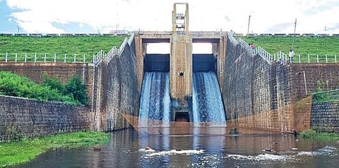 மருதாநதி அணை முழு கொள்ளளவை எட்டியதை அடுத்து மதகுகள் வழியாக வெளியேற்றப்படும் உபரிநீர்.