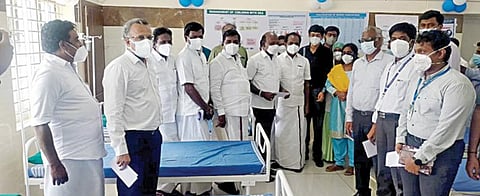 மயிலாடுதுறை அரசு பொது மருத்துவமனையில் ஆய்வு மேற்கொண்ட சுகாதாரத் துறை அமைச்சர் மா.சுப்பிரமணியன். உடன், சுற்றுச்சூழல் துறை அமைச்சர் சிவ.வீ.மெய்யநாதன்  உள்ளிட்டோர்.