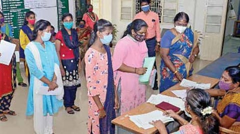 கரோனாவால் ஏற்பட்ட பொருளாதார நெருக்கடி, சிறப்பு இடஒதுக்கீட்டால் அரசுப்பள்ளிகளில் உயரும் மாணவர் சேர்க்கை: உள்கட்டமைப்பு வசதிகளை மேம்படுத்த ஆசிரியர்கள் வலியுறுத்தல்