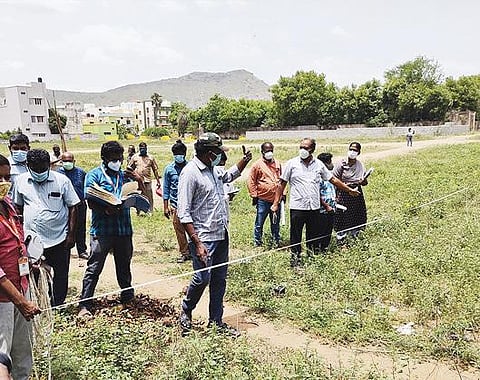 காட்பாடி அடுத்த பிரம்மபுரத்தில் இருந்து பாலாறு வழியாக ரங்காபுரம் வரை பாலம் மற்றும் சாலை அமைக்கும் பணிகளுக்காக, வேலூர் வட்டாட்சியர் ரமேஷ் தலைமையிலான வருவாய்த்துறை அதிகாரிகள் நேற்று நிலம் அளவீடு செய்யும் பணியில் ஈடுபட்டனர். படம்: வி.எம்.மணிநாதன்.