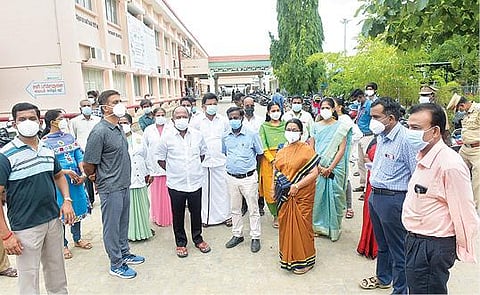 வேலூர் அரசு மருத்துவக்கல்லூரி மருத்துவமனையில் நேற்று ஆய்வு செய்த மாவட்ட ஆட்சியர் குமாரவேல் பாண்டியன். அருகில், மாவட்ட வருவாய் அலுவலர் பார்த்தீபன், உதவி ஆட்சியர் ஐஸ்வர்யா, மருத்துவக்கல்லூரி முதல்வர் செல்வி, சுகாதார பணிகள் துணை இயக்குநர் மணிவண்ணன், எம்எல்ஏ நந்தகுமார் உள்ளிட்டோர். படம்: வி.எம்.மணிநாதன்.