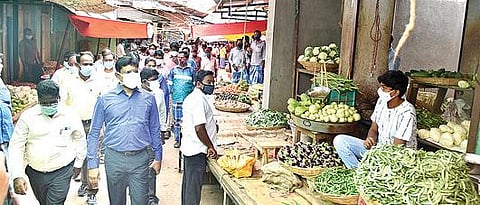 தி.மலையில் உள்ள காய்கறி அங்காடியில் நேற்று ஆய்வு செய்த ஆட்சியர் முருகேஷ்.