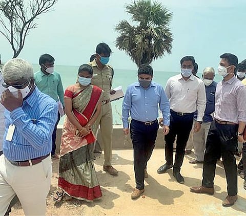 திருச்செந்தூர் கோயில் வளாகத்தில் ‘யாத்ரிகர் நிவாஸ்’ தங்கும் விடுதி கட்டுமானப் பணிகளை சிறப்பு கண்காணிப்பு அலுவலர் கோ.பிரகாஷ் பார்வையிட்டார். உடன் மாவட்ட ஆட்சியர் கி.செந்தில் ராஜ்.