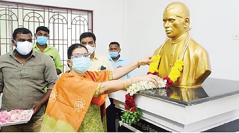 செங்கோட்டையில் சுதந்திர போராட்ட வீரர் வீர வாஞ்சிநாதனின் 110-வது நினைவு தினத்தை முன்னிட்டு அவரது மணிமண்டபத்திலுள்ள சிலைக்கு மாவட்ட வருவாய் அலுவலர் இரா. ஜனனி சௌந்தர்யா மாலை அணிவித்து மரியாதை செலுத்தினார்.