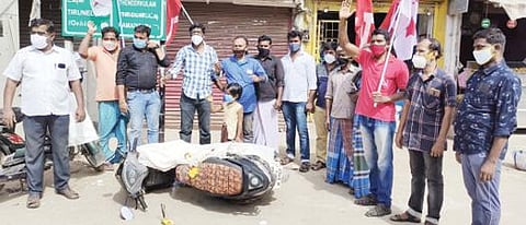 திருநெல்வேலியில் பெட்ரோல் டீசல் விலை உயர்வை கண்டித்து இருசக்கர வாகனத்திற்கு இறுதி அஞ்சலி செலுத்தி மார்க்சிஸ்ட் கம்யூனிஸ்ட் கட்சியினர் நூதன போராட்டத்தில் ஈடுபட்டனர்.