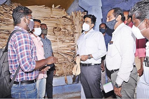 களக்காட்டில் வாழையிலிருந்து மதிப்பு கூட்டுப்பொருட்கள் உற்பத்தி செய்வது தொடர்பாக ஆட்சியர் வே. விஷ்ணு ஆய்வு மேற்கொண்டார்.