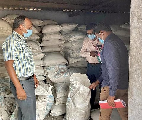 தூத்துக்குடி மாவட்டம் உடன்குடி பகுதியில் கலப்பட கருப்பட்டி, பனங்கற்கண்டு தயாரிப்பதற்காக பதுக்கி வைக்கப்பட்டிருந்த வெள்ளை சர்க்கரை மூட்டைகளை உணவு பாதுகாப்புத்துறை அதிகாரிகள் பறிமுதல் செய்தனர்.