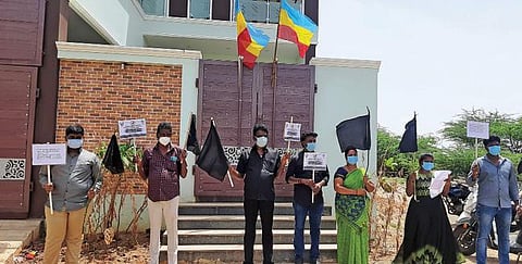 டாஸ்மாக் கடை திறந்ததற்கு எதிர்ப்பு தெரிவித்து நெய்வேலி வடக்குத்தில் பாமக முன்னாள் மாவட்ட செயலாளர் ஜெகன் தனது வீட்டின் முன்பு ஆர்ப்பாட்டம் நடத்தினார்.