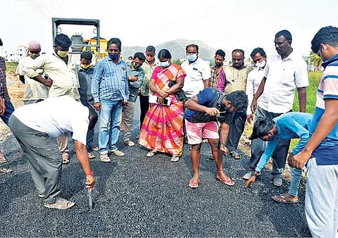 கிருஷ்ணகிரி தேவசமுத்திரம் ஊராட்சியில் அக்ரஹாரம் கிராமத்தில் இருந்து, தேசிய நெடுஞ்சாலை வரை தரமற்ற முறையில் சாலை அமைக்கப்படுவதாகக் கூறி அப்பகுதி மக்கள் போராட்டத்தில் ஈடுபட்டனர்.