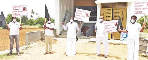 தமிழகத்தில் மதுக்கடைகளை மூடக் கோரி பென்னாகரத்தில் தனது வீட்டின் எதிரே பாமக மாநில தலைவர் ஜி.கே.மணி எம்எல்ஏ கருப்புக்கொடியுடன் ஆர்ப்பாட்டத்தில் ஈடுபட்டார்.