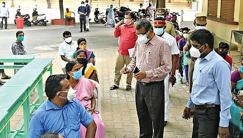 சேலம் அழகாபுரத்தில் நேற்று நடந்த சிறப்பு தடுப்பூசி முகாமை ஆட்சியர் கார்மேகம் தொடங்கி வைத்தார். பின்னர் தடுப்பூசி செலுத்திக் கொள்ள வந்தவர்களிடம் கரோனா தொடர்பாக விழிப்புணர்வு ஏற்படுத்தினார். உடன் மாநகராட்சி ஆணையர் கிறிஸ்துராஜ்.படம்: எஸ்.குரு பிரசாத்