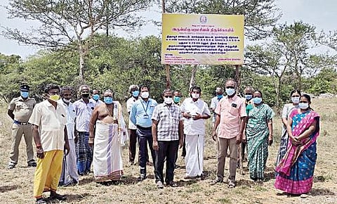 திருப்பூர் மாவட்டம் காங்கயம் அருகே சிவியார்பாளையம் பரமசிவன் கோயிலுக்கு சொந்தமான நிலத்தை மீட்ட இந்து சமய அறநிலையத் துறை, வருவாய் மற்றும் காவல்துறையினர்.