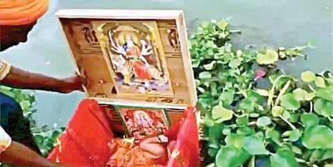 உ.பி.யில் கங்கையில் மரப்பெட்டியில் மிதந்து வந்த பச்சிளம் பெண் குழந்தை மீட்கப்பட்டது.