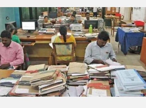 குடும்ப அட்டைக்கு ரூ.4000 நிதி; சம்பள இழப்பே இல்லாத மத்திய-மாநில அரசு ஊழியர்களுக்கு வழங்கத் தடை விதிக்கக் கோரி வழக்கு