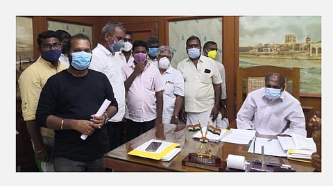 புதுச்சேரி முதல்வர் என்.ரங்கசாமியைச் சந்தித்த காரைக்கால் உணவகங்களின் உரிமையாளர்கள் சங்கத்தினர்.