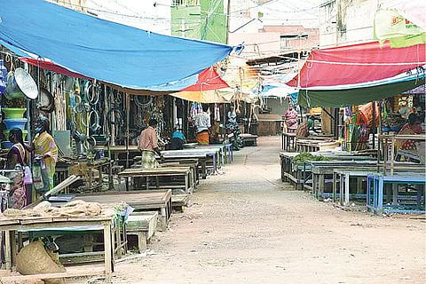 திருவண்ணாமலையில் மூடப்பட்டுள்ள காய்கறி அங்காடிகள்.