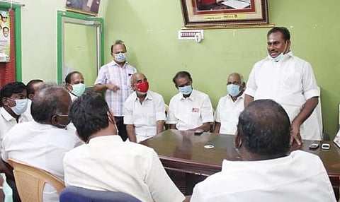 தூத்துக்குடியில் நடைபெற்ற  தெற்கு மாவட்ட அதிமுக நிர்வாகிகள் ஆலோசனைக் கூட்டத்தில் மாவட்டச் செயலாளர் எஸ்.பி.சண்முகநாதன் பேசினார்.