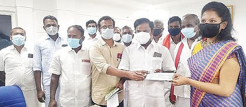 புதுக்கோட்டை ஆட்சியர் அலுவலகத்தில் ஆட்சியர் கவிதா ராமுவிடம் தனது முதல் மாத சம்பளத்துக்கான வரைவோலையை அளிக்கிறார் எம்எல்ஏ எம்.சின்னதுரை.