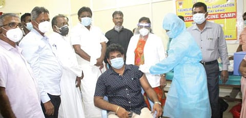 பாளையங்கோட்டை தூய சவேரியார் கல்லூரியில் நடைபெற்ற கரோனா தடுப்பூசி முகாம்.