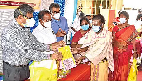 சேலம் சுகவனேஸ்வரர் கோயிலில் நடந்த நிகழ்ச்சியில் அர்ச்சகர்கள், பட்டாச்சாரி யர்கள் மற்றும் பூசாரிகள் ஆகியோருக்கு கரோனா நிவாரணத் தொகையாக ரூ. 4 ஆயிரம் மற்றும் 10 கிலோ அரிசி, மளிகைப் பொருட்களை ஆட்சியர் கார்மேகம், எம்எல்ஏ. ராஜேந்திரன் ஆகியோர் வழங்கினர்.