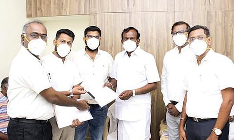 ஈரோடு அக்னி ஸ்டீல்ஸ் பிரைவேட் லிமிடெட் நிறுவனத்தில் பணியாற்றும் பணியாளர்கள்  மற்றும் தொழிலாளர்கள் கரோனா நிவாரணமாக தங்களது ஒரு நாள்  சம்பளமான ரூ.5 லட்சத்துக்கான காசோலையை, வீட்டுவசதித் துறை அமைச்சர் சு.முத்துசாமியிடம் வழங்கினர்.