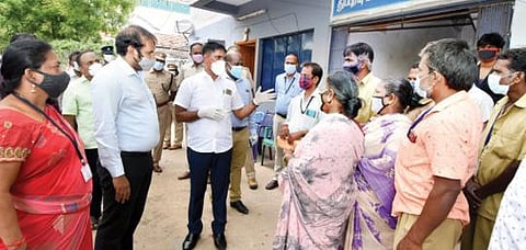 கிருஷ்ணகிரி நகராட்சிக்கு உட்பட்ட ராசுவீதியில் உள்ள தூய்மைப் பணியாளர்கள் குடியிருப்பு பகுதியில் தேசிய தூய்மைப் பணியாளர் ஆணையத் தலைவர் வெங்கடேசன் ஆய்வு செய்தார். அருகில் ஆட்சியர் ஜெயசந்திர பானு ரெட்டி.