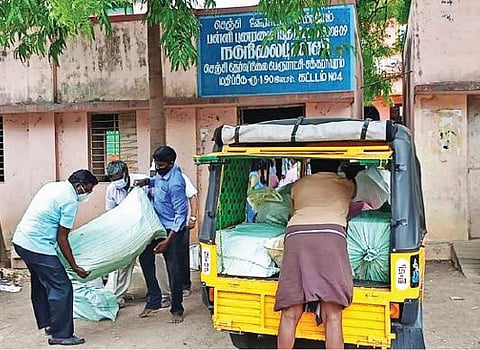 செஞ்சி வட்டார கல்வி மையத்திலிருந்து பள்ளி ஆசிரியர்கள் தங்கள் பள்ளிக்கான பாடப்புத்தகங்களை ஆட்டோக்களில் கொண்டு செல்கின்றனர்.