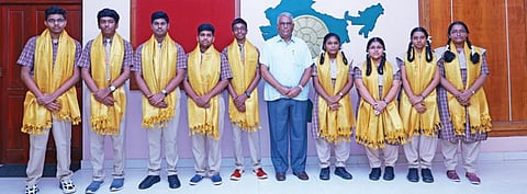 தேசியத் திறனாய்வு முதல்நிலை தேர்வில் வெற்றி பெற்ற ஆதித்யா பள்ளி மாணவர்களுடன் அப்பள்ளியின் நிறுவனர் ஆனந்தன்.