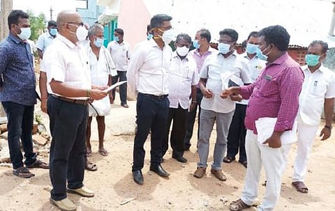 தென்கீரனூர் கிராமத்தில் பிரதமர் குடியிருப்புத் திட்டத்தின் கீழ் கட்டப்படும் பணியினை ஆய்வு செய்யும் ஆட்சியர் தர்.