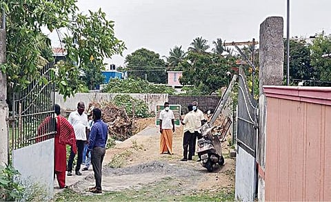 திருப்போரூரில் ஆக்கிரமிப்பில் இருந்து மீட்கப்பட்ட கந்தசுவாமி கோயிலுக்கு சொந்த மான 45 சென்ட் நிலத்தை அறநிலையத் துறை அதிகாரிகள் பார்வையிட்டனர்.