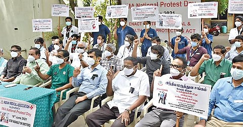 தேசிய அளவில் மருத்துவமனை பாதுகாப்பு சட்டத்தை கொண்டுவர வலியுறுத்தி, இந்திய மருத்துவ சங்கம் சார்பில், ஈரோட்டில் கருப்பு பட்டை அணிந்து மருத்துவர்கள் ஆர்ப்பாட்டம் நடத்தினர். இந்திய மருத்துவ சங்கத்தின் தேசிய துணைத்தலைவர் சி.என்.ராஜா, ஐ.எம்.ஏ. நிர்வாகிகளான மருத்துவர்கள் சுகுமார், சுதாகர், செந்தில்வேல் உள்ளிட்டோர் பங்கேற்றனர். அடுத்தபடம்: சேலம் ஐந்து ரோடு பகுதியில் இந்திய மருத்துவ சங்கத்தினர் கருப்பு பட்டை அணிந்து கண்டன ஆர்ப்பாட்டத்தில் ஈடுபட்டனர்.