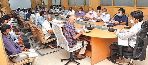 பொதுமக்கள் அளிக்கும் மனுக்களுக்கு  விரைந்து தீர்வு காண ஆணையர் உத்தரவு :