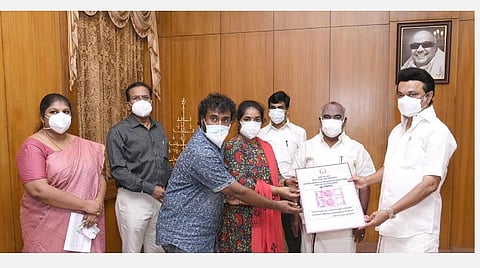 முகாமுக்கு வெளியே வாழும் இலங்கைத் தமிழர் குடும்பங்களுக்கு ரூ.4000 கரோனா நிவாரண நிதி: முதல்வர் ஸ்டாலின் வழங்கினார்