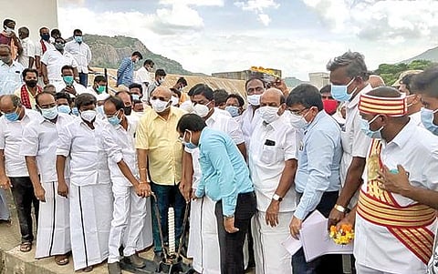 ஆண்டியப்பனூர் ஓடை  நீர்த்தேக்க அணையில் இருந்து பாசனத்துக்காக தண்ணீரை திறந்து வைத்த வேலூர் நாடாளுமன்ற உறுப்பினர் கதிர்ஆனந்த். அருகில்,  திருப்பத்தூர் மாவட்ட ஆட்சியர் அமர் குஷ்வாஹா, திருவண்ணாமலை நாடாளுமன்ற உறுப்பினர் சி.என்.அண்ணாதுரை உள்ளிட்டோர்.