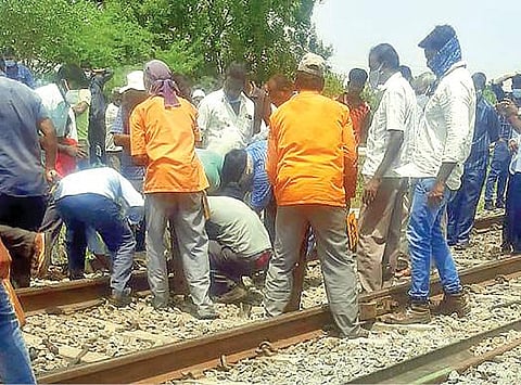 கே.வி.குப்பம் அருகே தண்டவாளத்தில் ஏற்பட்ட விரிசலை சரி செய்யும் பணியில் ஈடுபட்ட ரயில்வே பொறியியல் குழுவினர்.