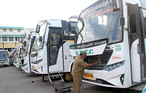 திருநெல்வேலி பணிமனையில் தயார் நிலையில் நிறுத்தி வைக்கப்பட்டுள்ள பேருந்துகள். படம்: மு.லெட்சுமி அருண்