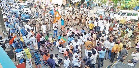 மாத்தூர் தொட்டிப்பாலம் அருகே கட்டப்பட்ட கிறிஸ்தவ குருசடியை அகற்றக்கோரி திருவட்டாறு சந்திப்பில் நேற்று சாலை மறியலில் ஈடுபட்ட பாஜகவினர் மற்றும் இந்து அமைப்பினர். (வலது) திருநெல்வேலியில் பாஜக சார்பில் நடைபெற்ற ஆர்ப்பாட்டம்.  படம்: மு.லெட்சுமி அருண்