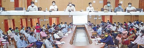 கடலூரில் கரோனா தடுப்பு நடவடிக்கை குறித்து ஆய்வுக் கூட்டம் மாவட்ட ஆட்சியர் கி.பாலசுப்ர மணியம் தலைமையில் நடைபெற்றது.