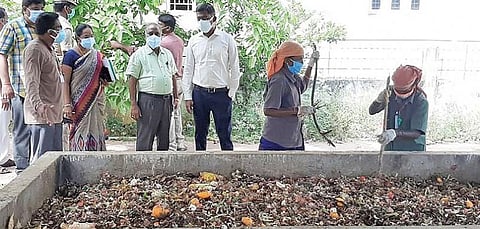 கள்ளக்குறிச்சி 2-வது வார்டு வ.உ.சி நகர் பகுதி குறுக்குத் தெருக்களில் மேற்கொள்ளப்பட்டு வரும் திடக்கழிவு மேலாண்மை பணிகளை ஆட்சியர் பி.என்.தர் ஆய்வு செய்தார்.